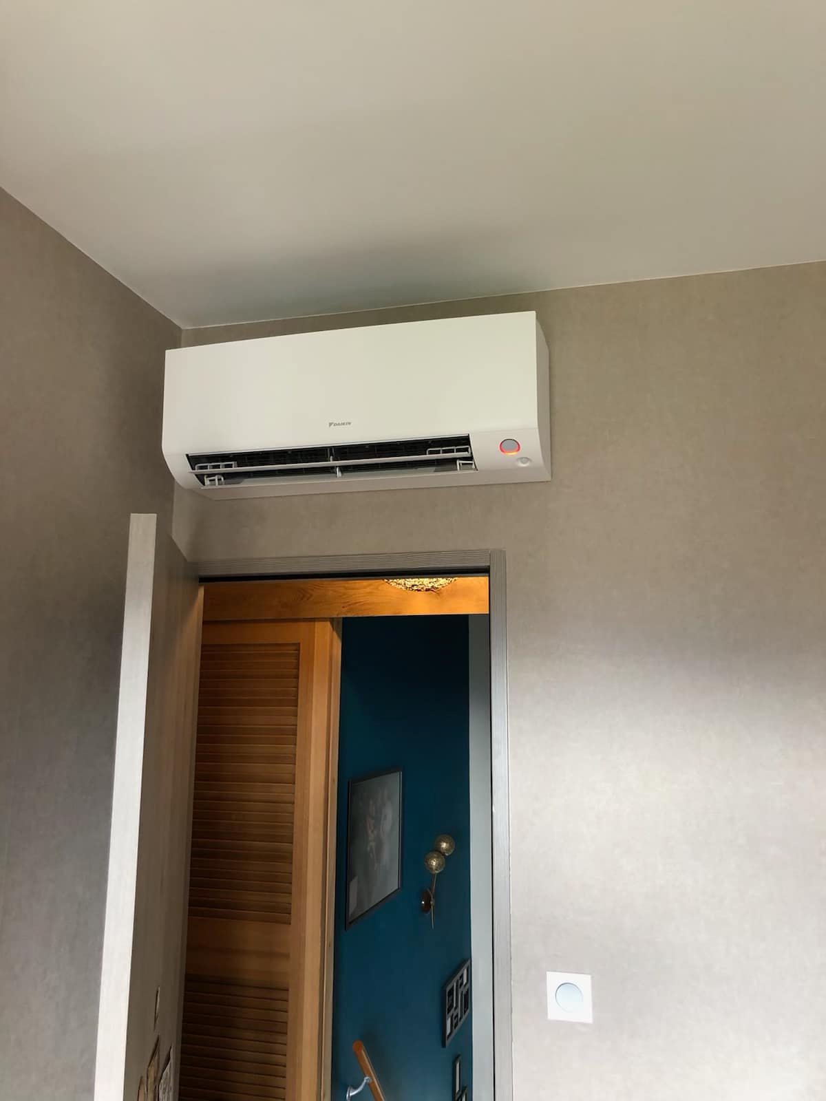 Installation de 6 climatiseurs réversibles DAIKIN sur la commune de Thoiry — photo 3