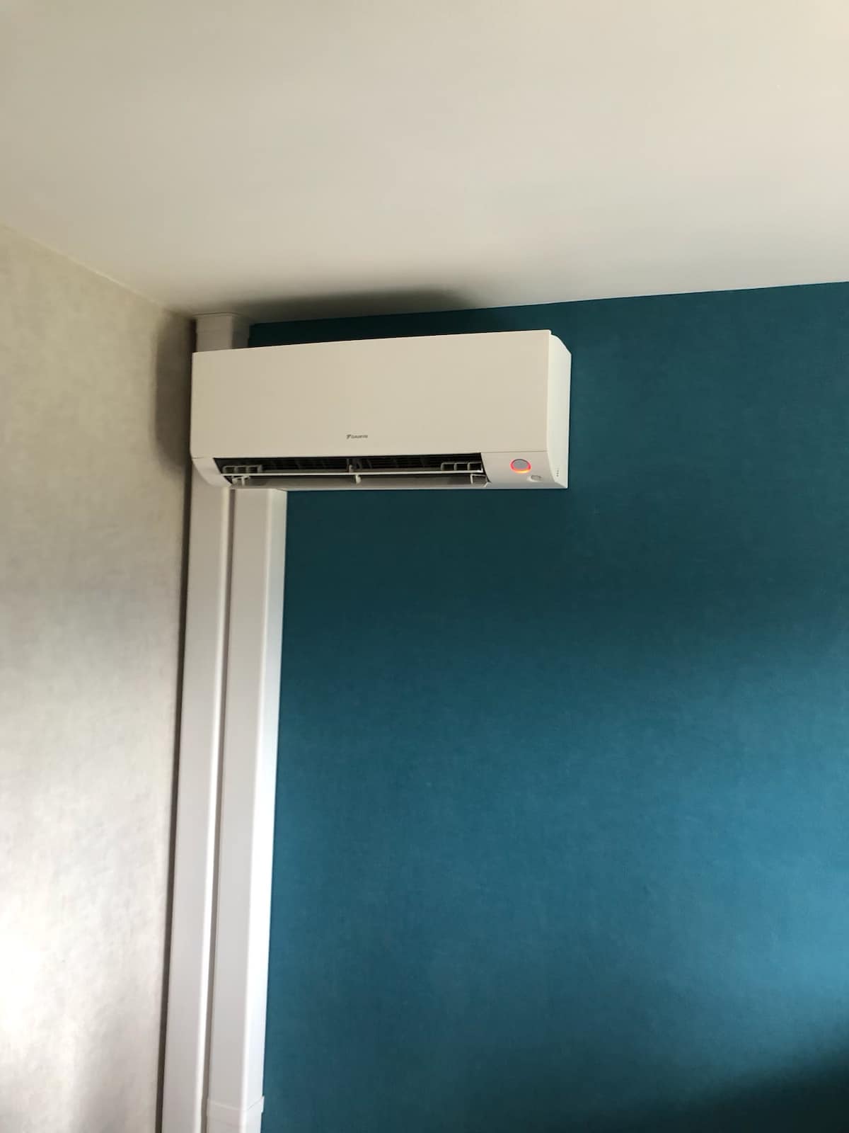 Installation de 6 climatiseurs réversibles DAIKIN sur la commune de Thoiry — photo 5