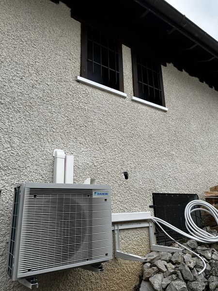 installation de 6 climatiseurs DAIKIN Stylish et Perfera à Thoiry — photo 3