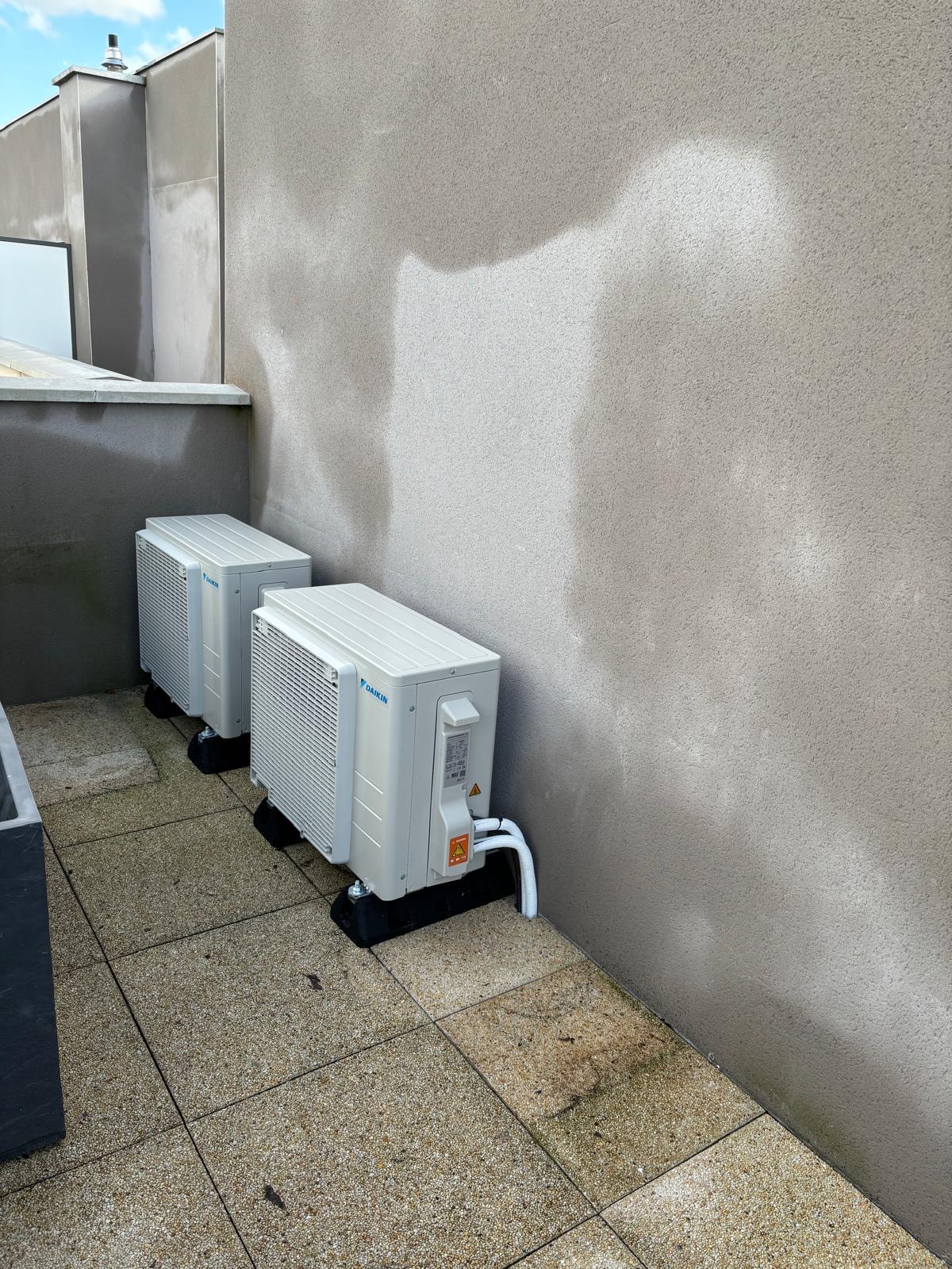 Installation de deux climatiseurs réversible DAIKIN Sensira dans une résidence à Bourgoin Jallieu — photo 2