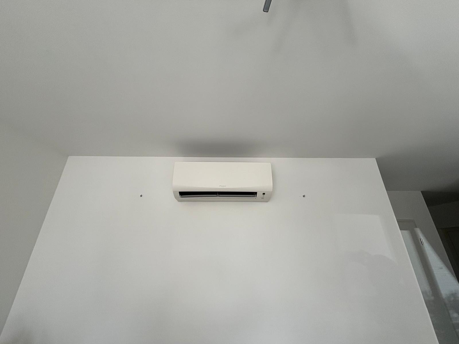 Installation de deux climatiseurs réversible DAIKIN Sensira dans une résidence à Bourgoin Jallieu — photo 3