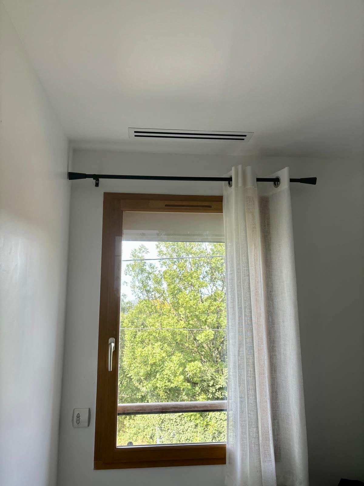 Installation gainable DAIKIN (FBA50A) et Airzone et mural stylish noir (FTXA50AB) à Villaz (74) en haute Savoie — photo 2
