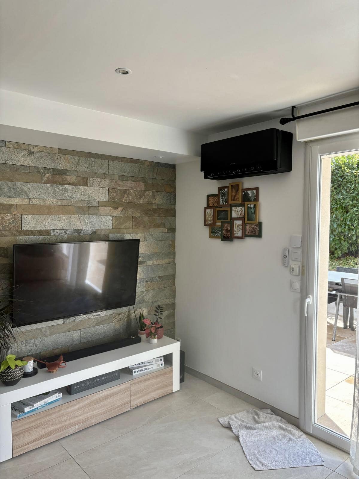Installation gainable DAIKIN (FBA50A) et Airzone et mural stylish noir (FTXA50AB) à Villaz (74) en haute Savoie — photo 3