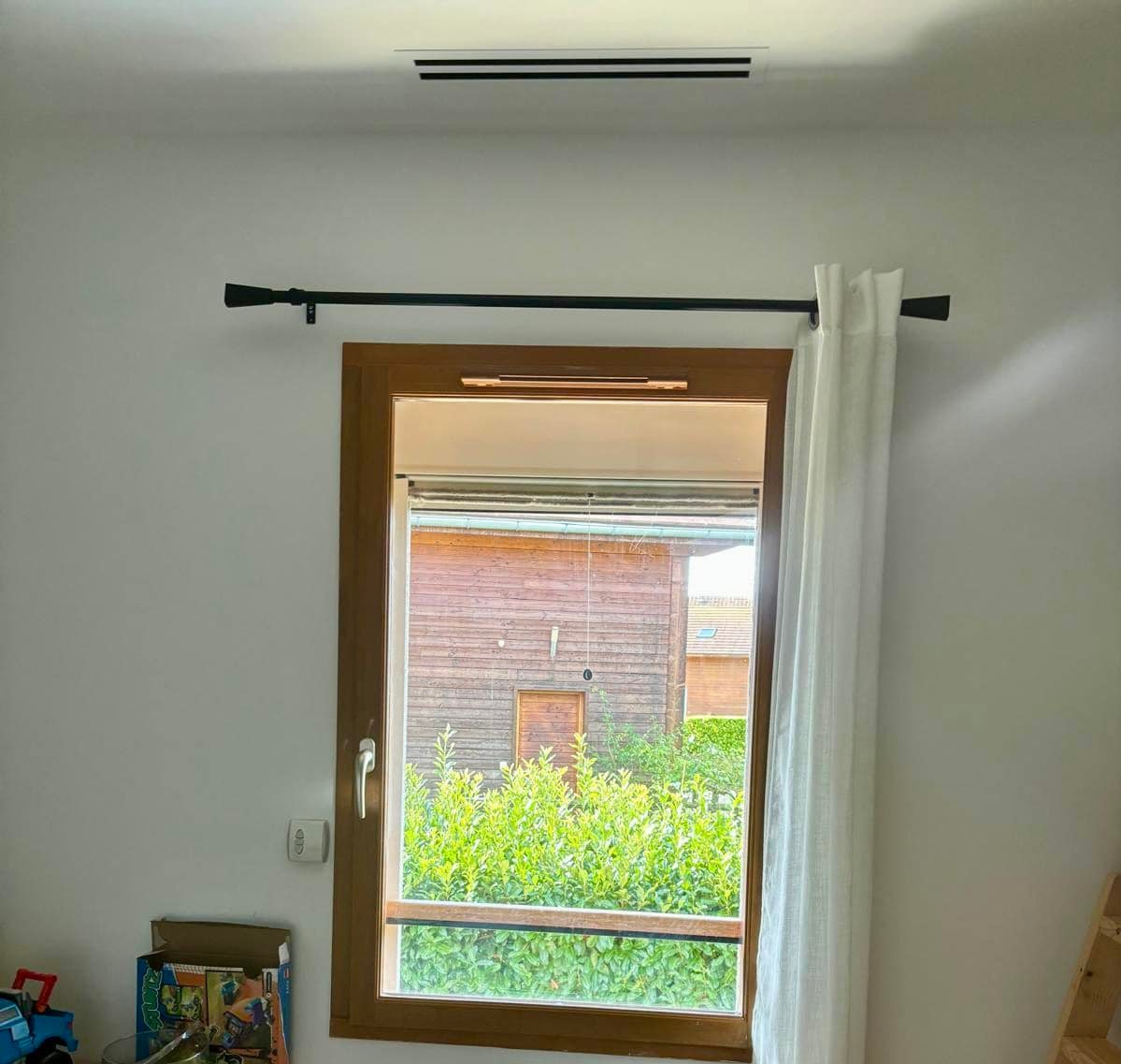 Installation gainable DAIKIN (FBA50A) et Airzone et mural stylish noir (FTXA50AB) à Villaz (74) en haute Savoie — photo 6