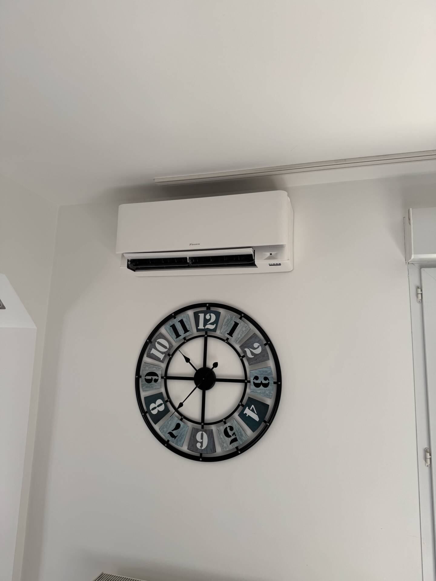 Ambérieu-en-Bugey : Installation d’un Gainable DAIKIN et Air Zone avec mural Stylish et mural comfora 5MXM90A + FBA60A + FTXA50AW + FTXP20N — photo 3