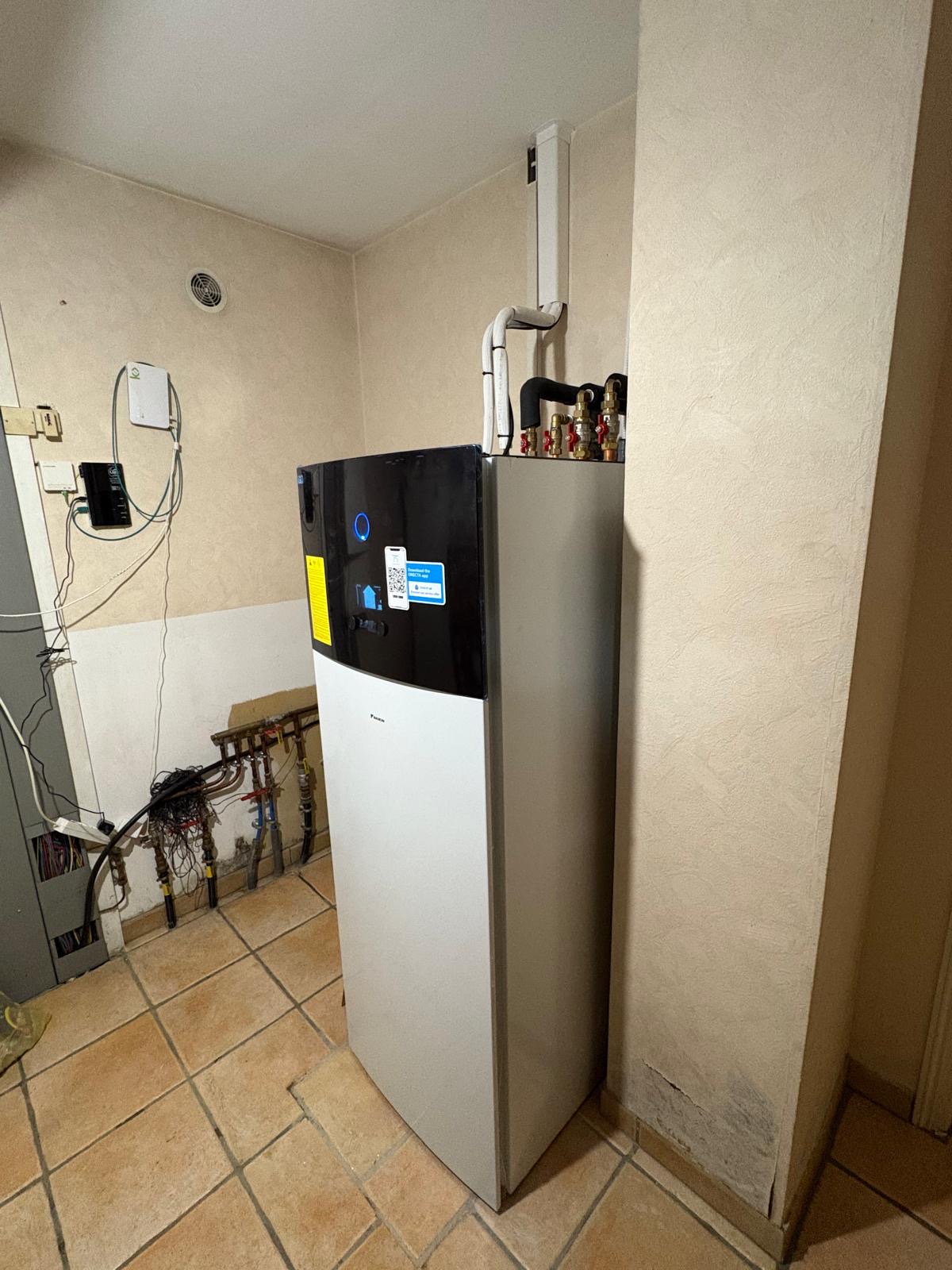 Chantier d’une pompe à chaleur air/eau DAIKIN Altherma 3 R F et pompe à chaleur Air / Air à Blyes — photo 3