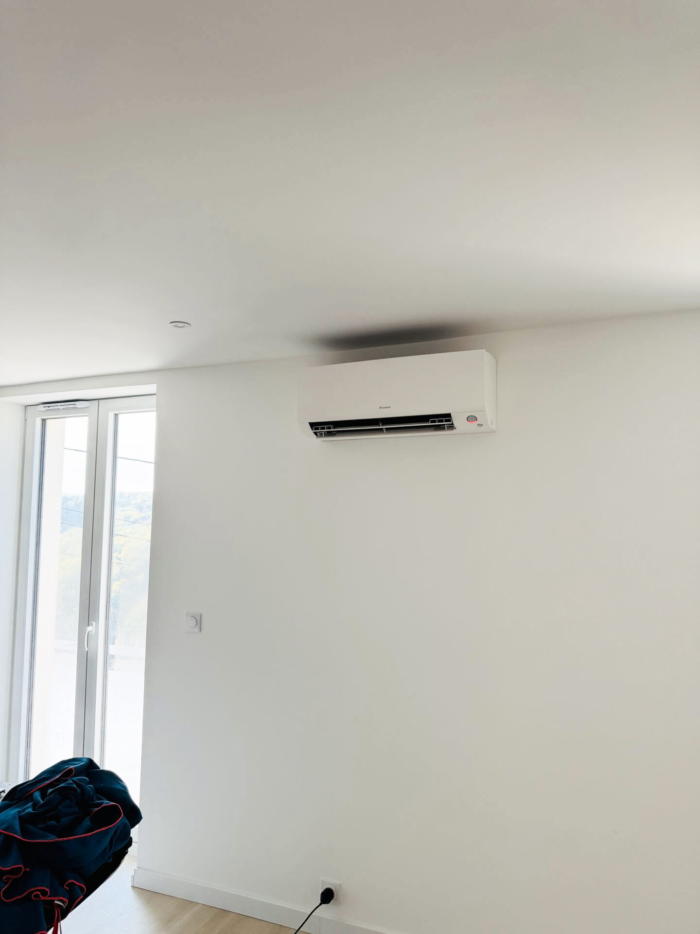 Remplacement chauffe-eau électrique par un chauffe-eau thermodynamique Thermor – à Valserhône — photo 3