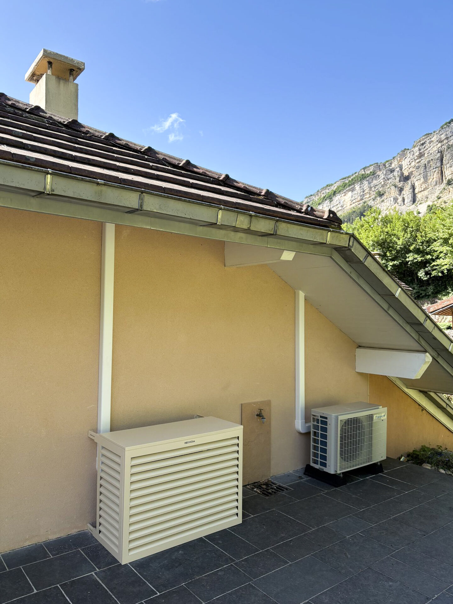 Chantier à Nantua : installation d’une unité console et d’unités murales Daikin — photo 3