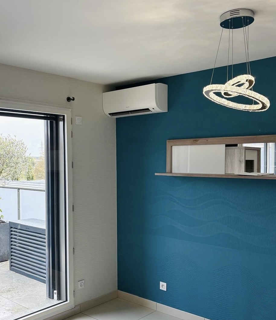 Installation d’une unité murale Daikin Sensira à Divonne-les-Bains (01220) - Solufroid