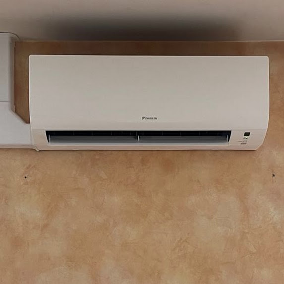 Installation d’un monosplit de climatisation réversible DAIKIN - Solufroid