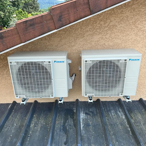 Installation de deux climatiseurs réversible DAIKIN sur la commune de Lagnieu - Solufroid