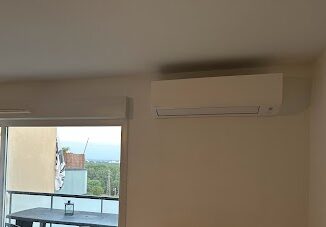 Installation d’un climatiseur réversible DAIKIN sur Rilleux là pape - Solufroid